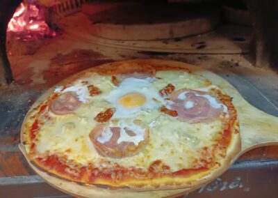 Vérone Tomate, mozzarella, gorgonzola, pancetta, tomates séchées, oeuf 13€00